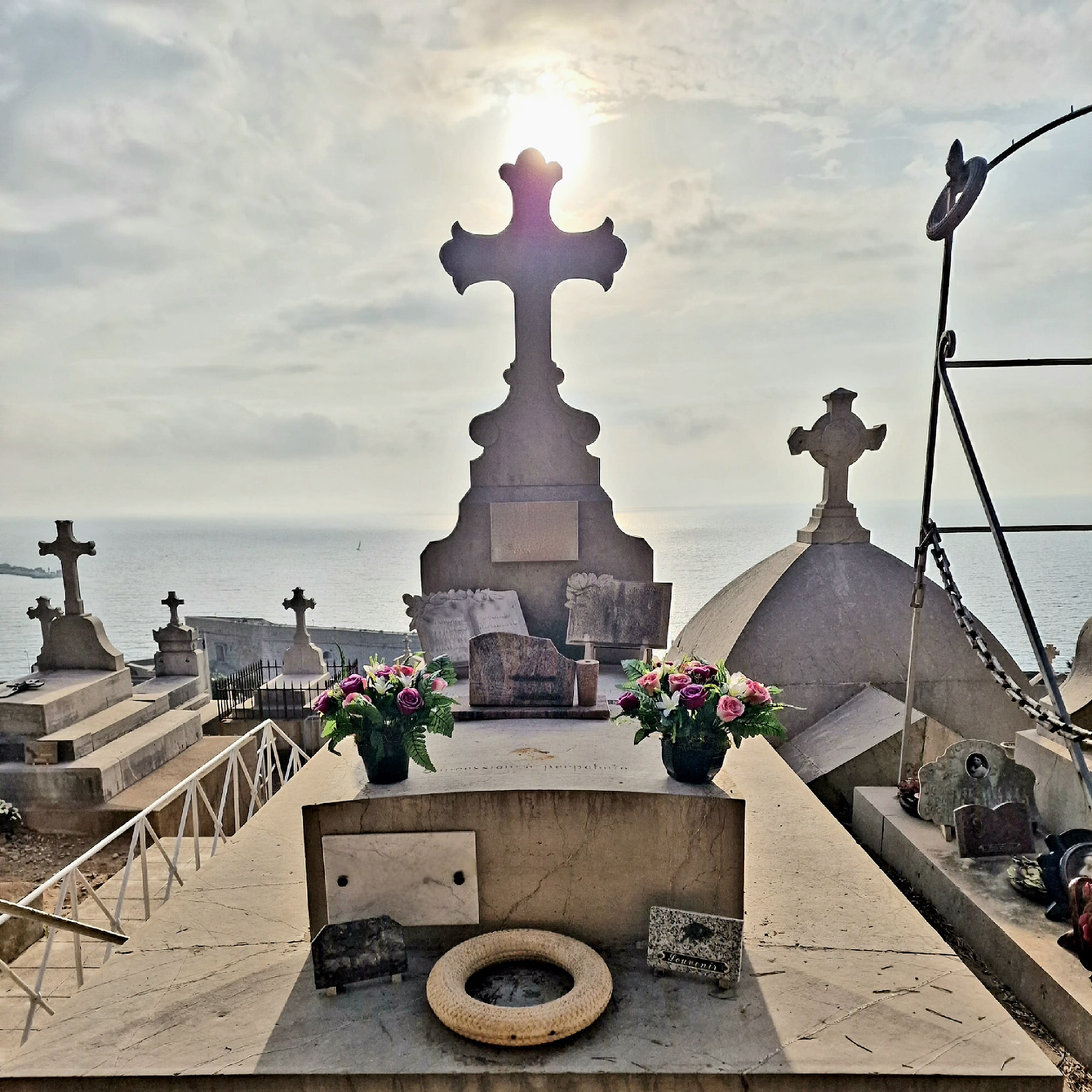 Fleurissement tombe cimetière Fleuriste Sète