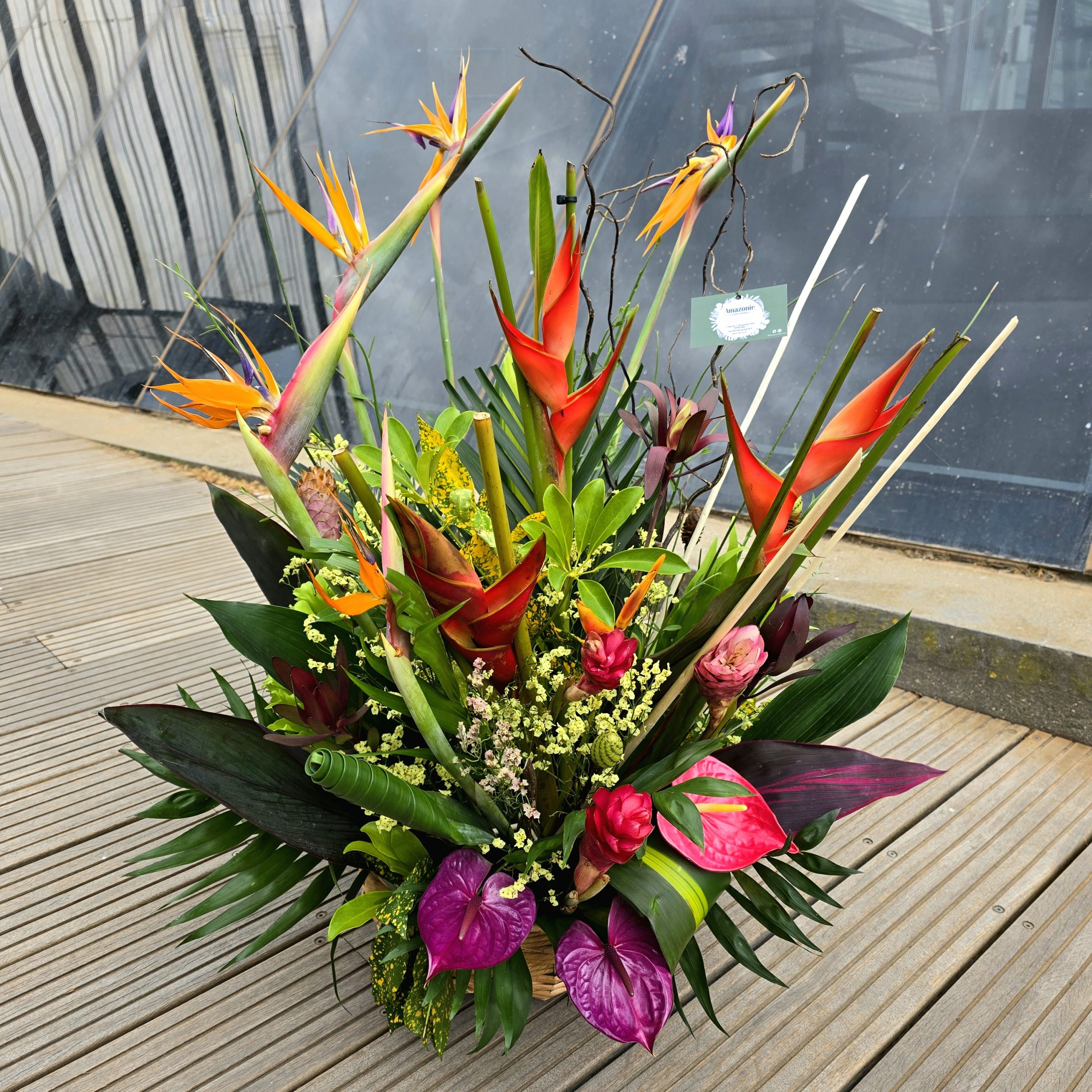 Composition florale exotique Deuil Fleuriste Sète Amazonie