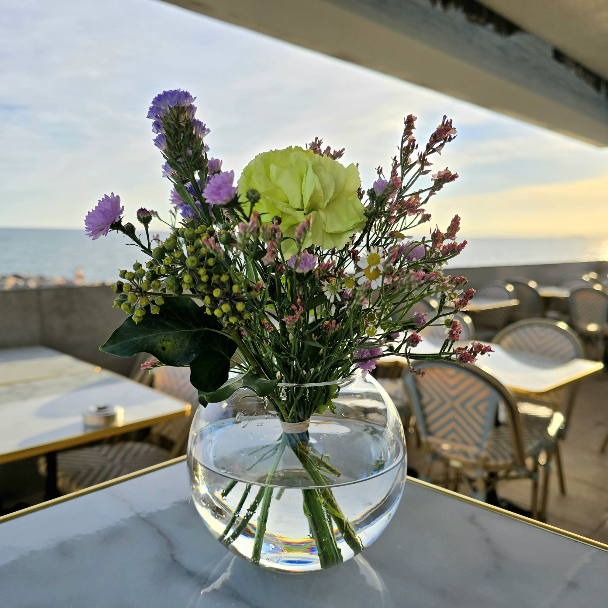 Bouquet table restaurant Fleuriste Amazonie Sète