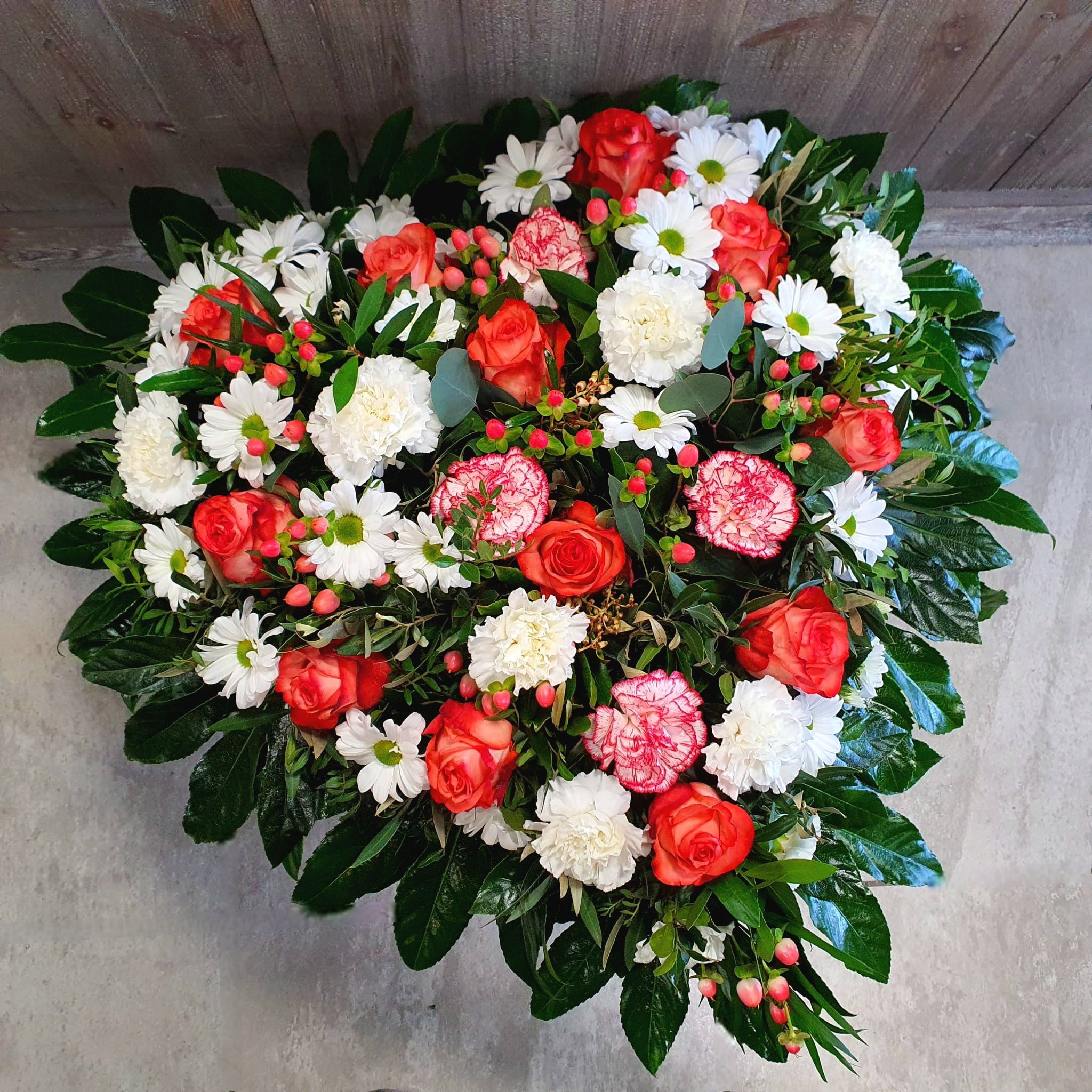 Cœur de fleurs rouge et blanc