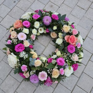 Couronne de fleurs rose soutenu