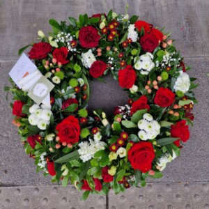 Couronne de fleurs rouge et blanc