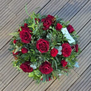 Coussin de deuil de roses rouges